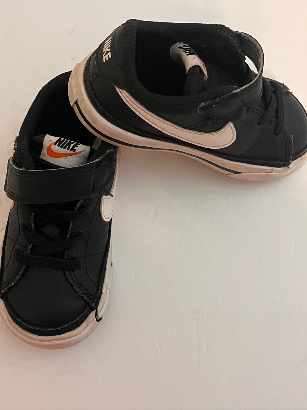 Nike Kids Black Sneakers with White Swoosh Size 7C